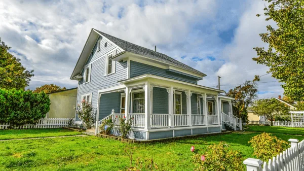 How to Spot a Distressed Property Before It Hits the Market
